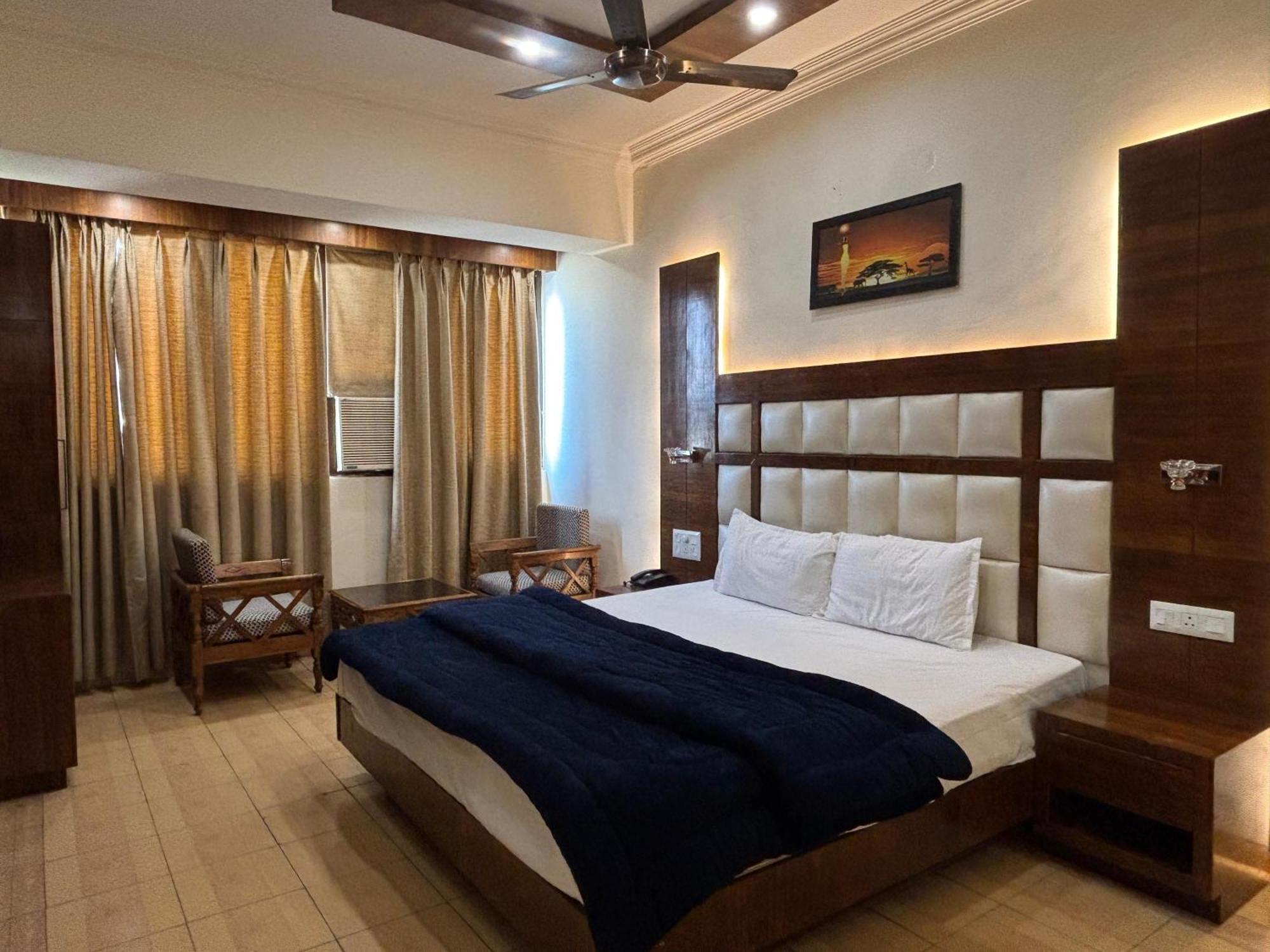 Aanand Palace Guest house *